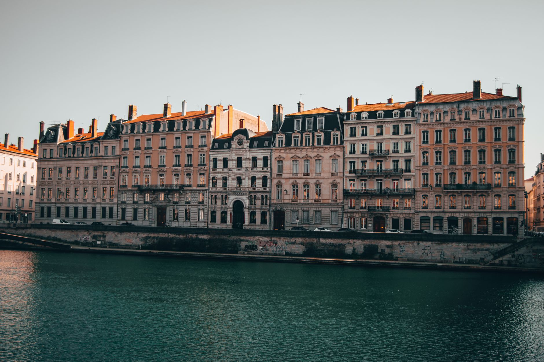 Immeubles anciens le long du Rhône à Lyon