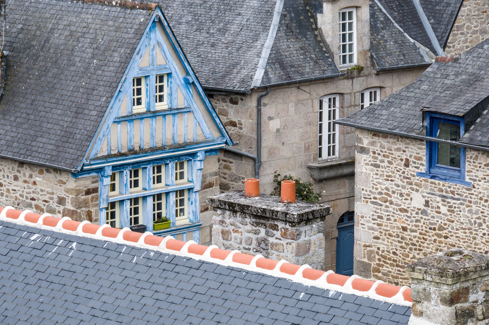 Maisons traditionnelles bretonnes en pierre, avec encadrements et toitures en ardoise