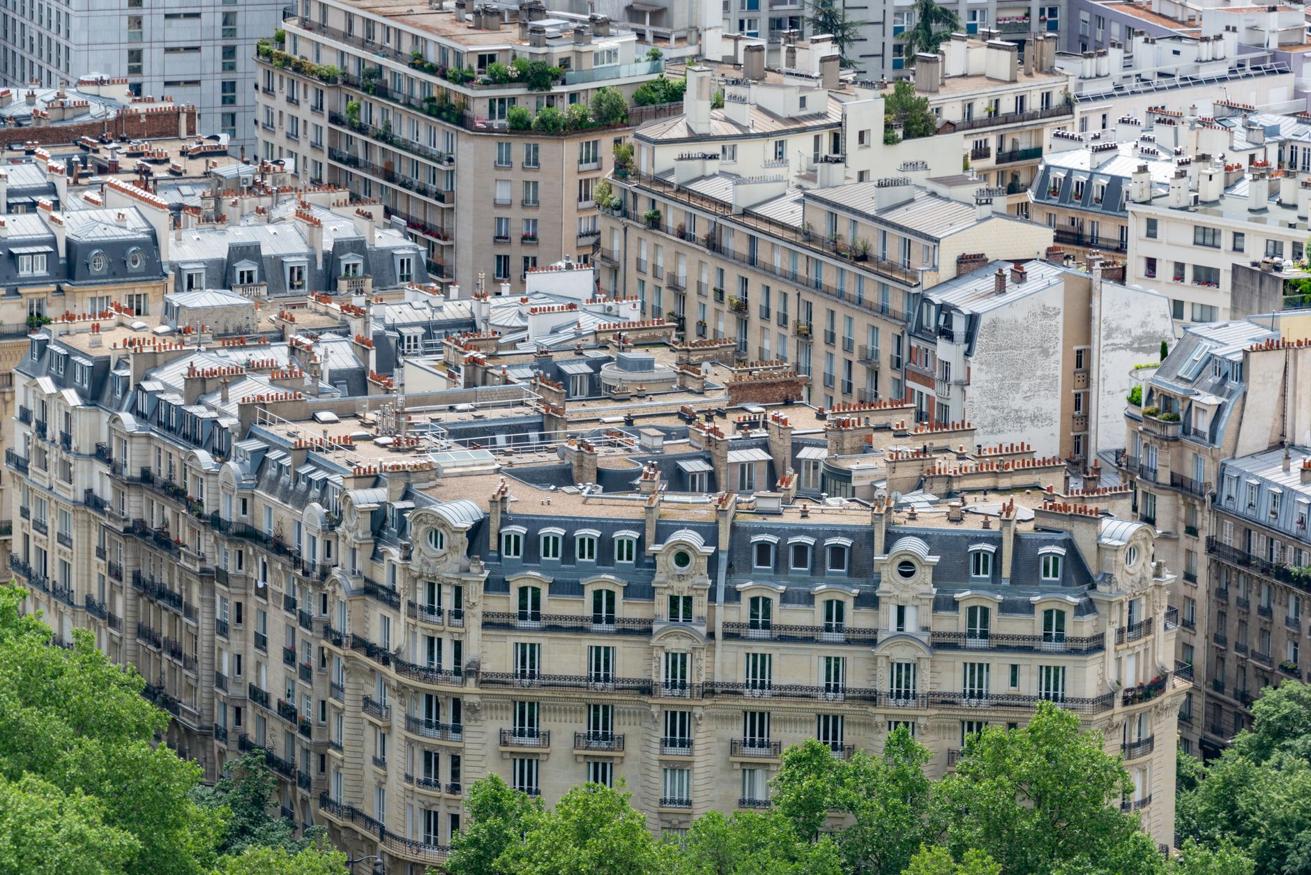 Toits en zinc et façades d'immeubles parisiens vus en plongée
