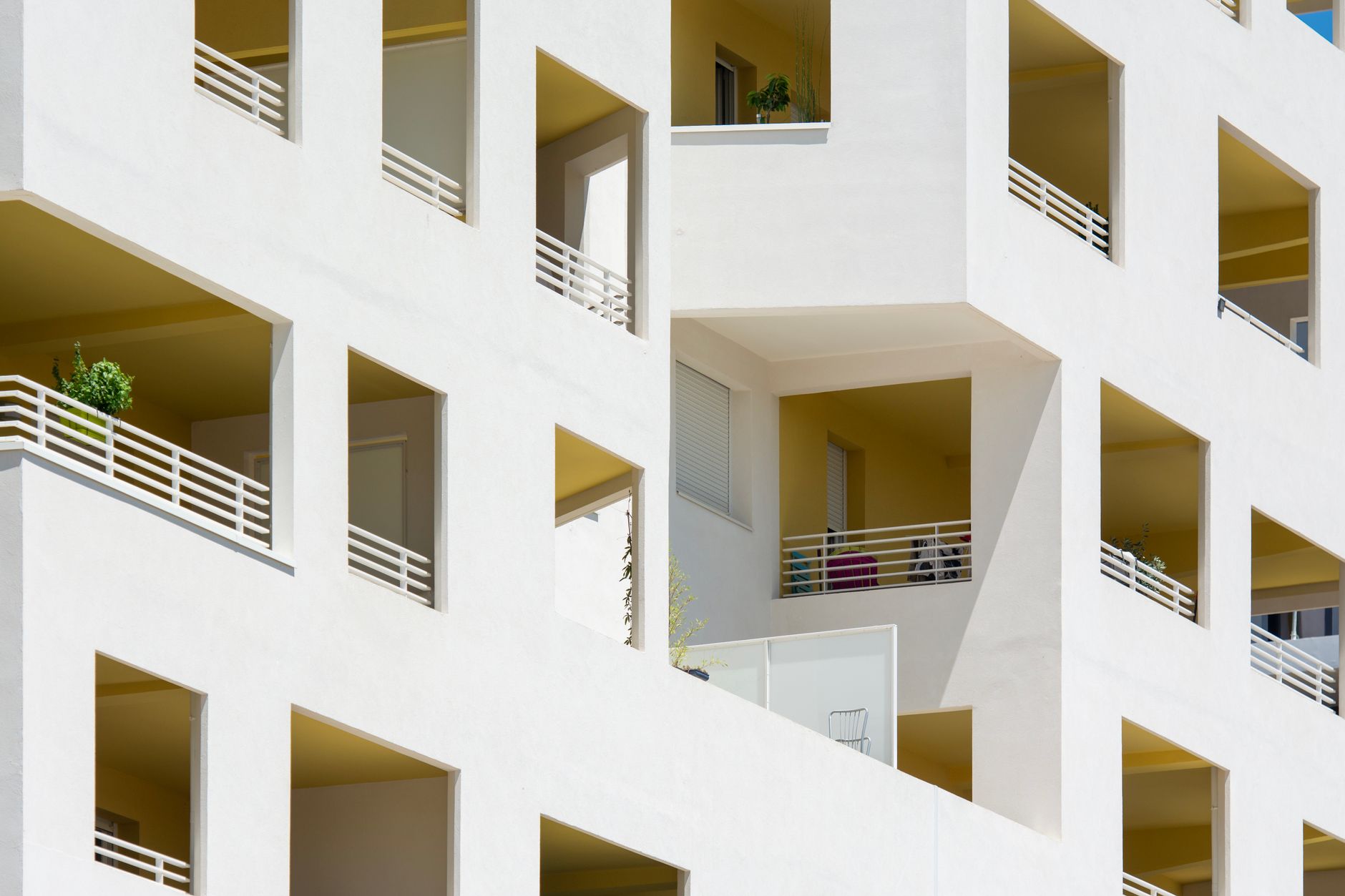 Façade d’un immeuble d’habitation à Montpellier, aux loggias profondes