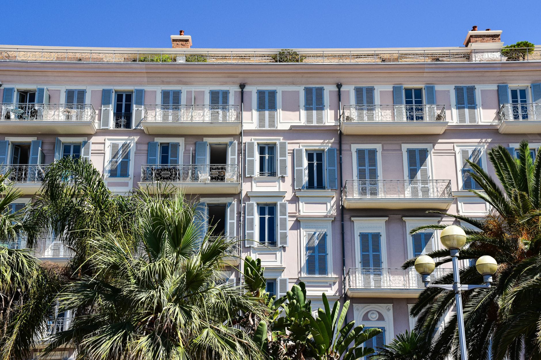 Immeuble d'habitation de la Côte d'Azur avec volets et balcons sur toutes les façades