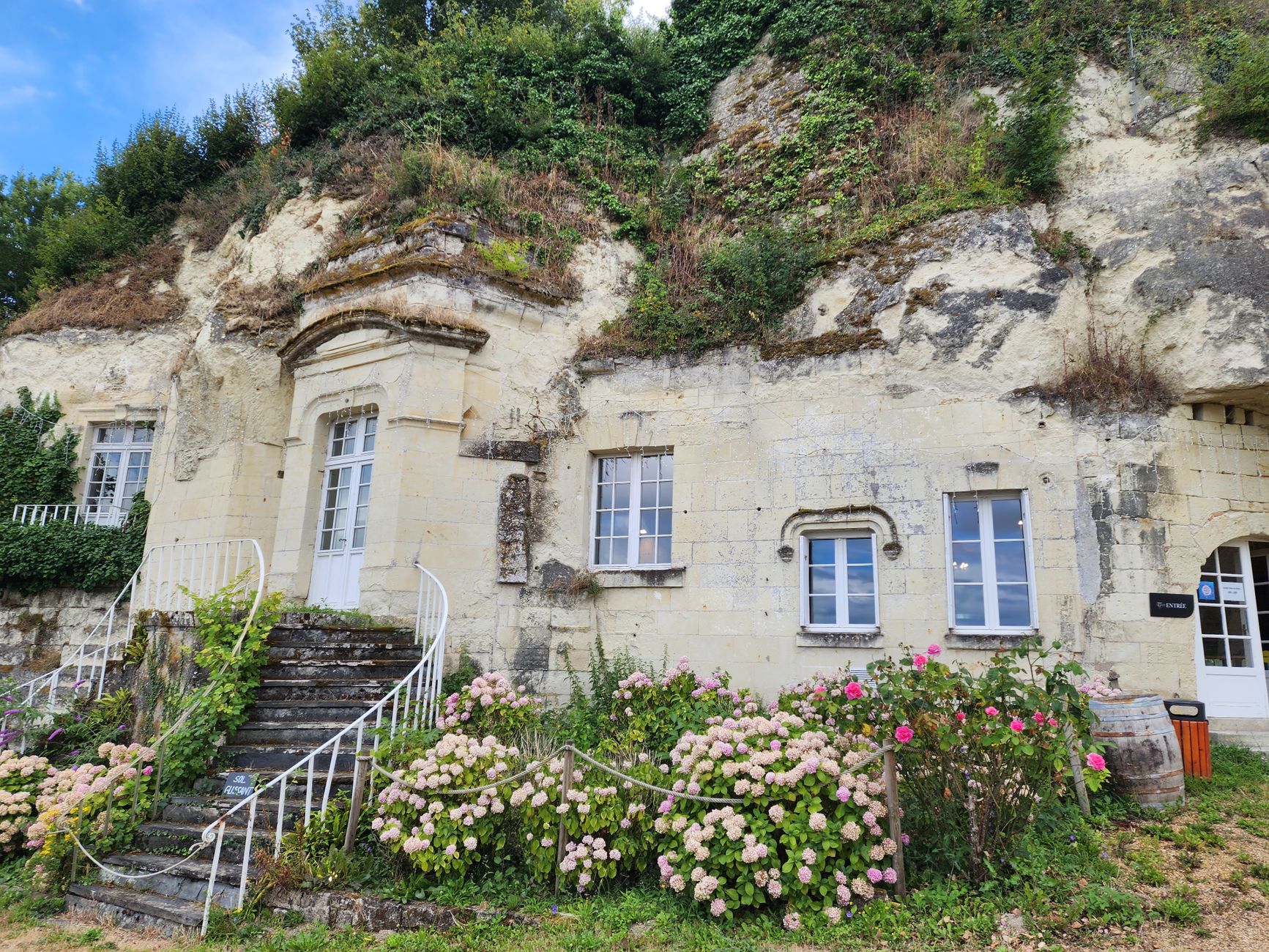 Maison creusée dans le coteau de tuffeau à Turquant, en Maine-et-Loire