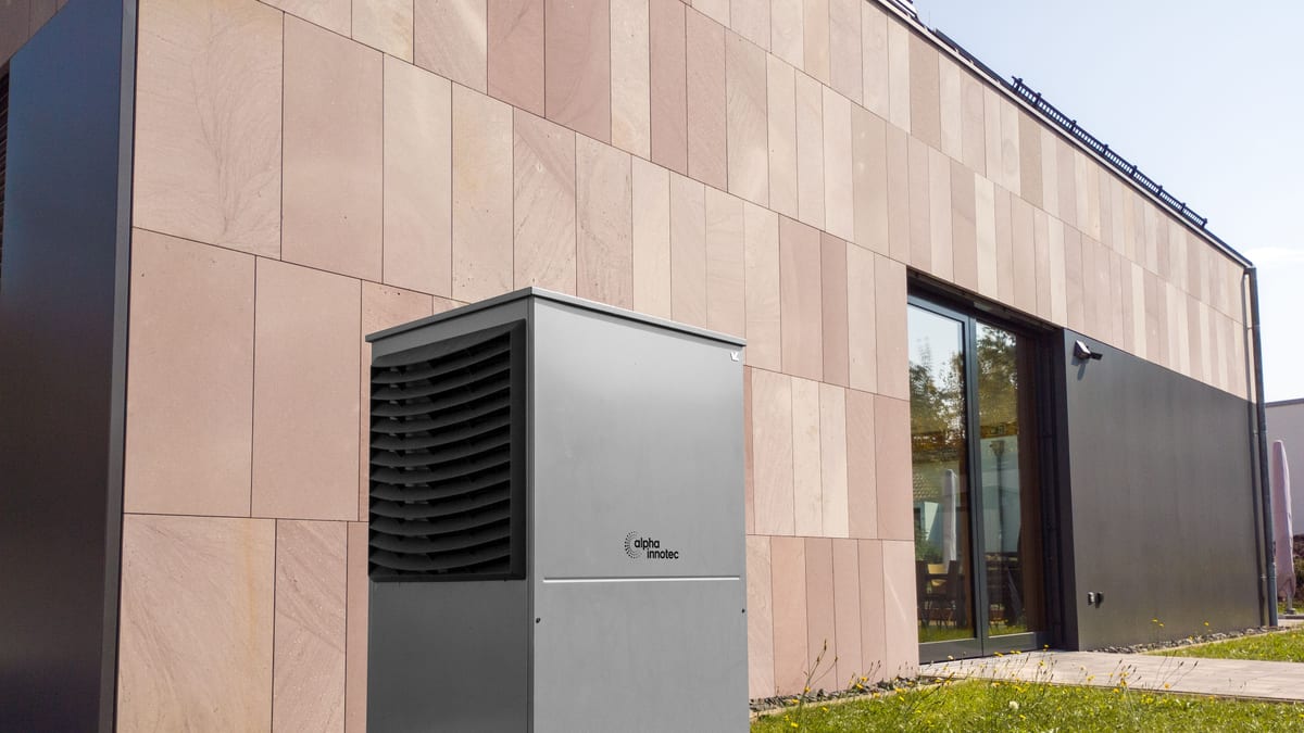 Pompe à chaleur air/eau installée au pied d'un bâtiment collectif