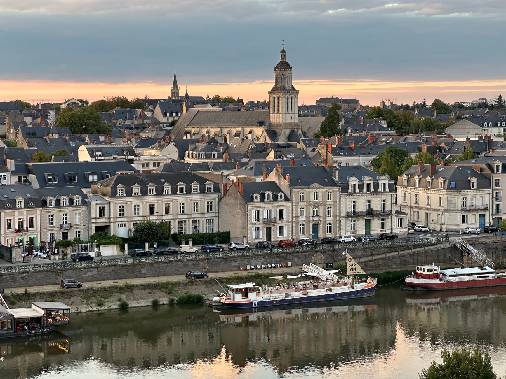 Immeubles anciens et toits d'ardoise sur les quais de la Maine à Angers