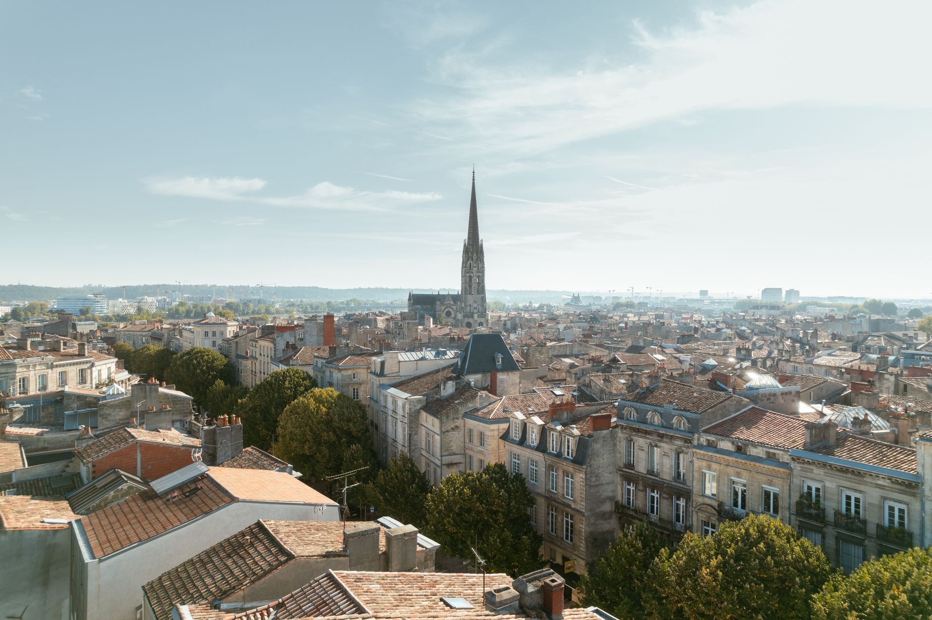 Toits et façades en pierre du centre de Bordeaux vus depuis les hauteurs
