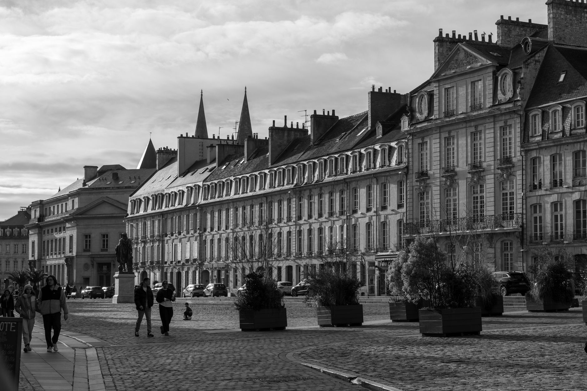 Façades en pierre de Caen alignées sur une place du centre