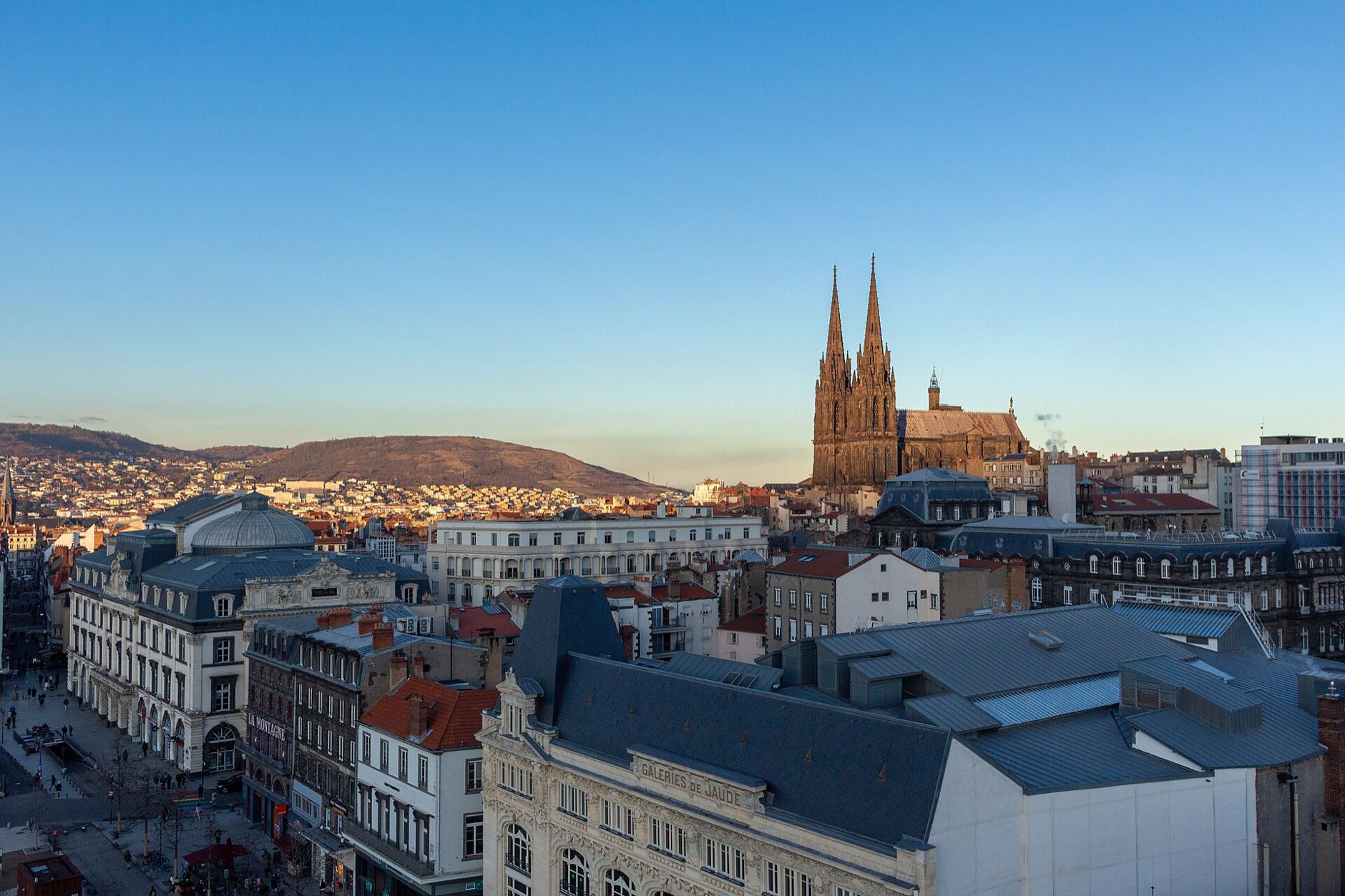 Toits du centre de Clermont-Ferrand et cathédrale en pierre de lave noire