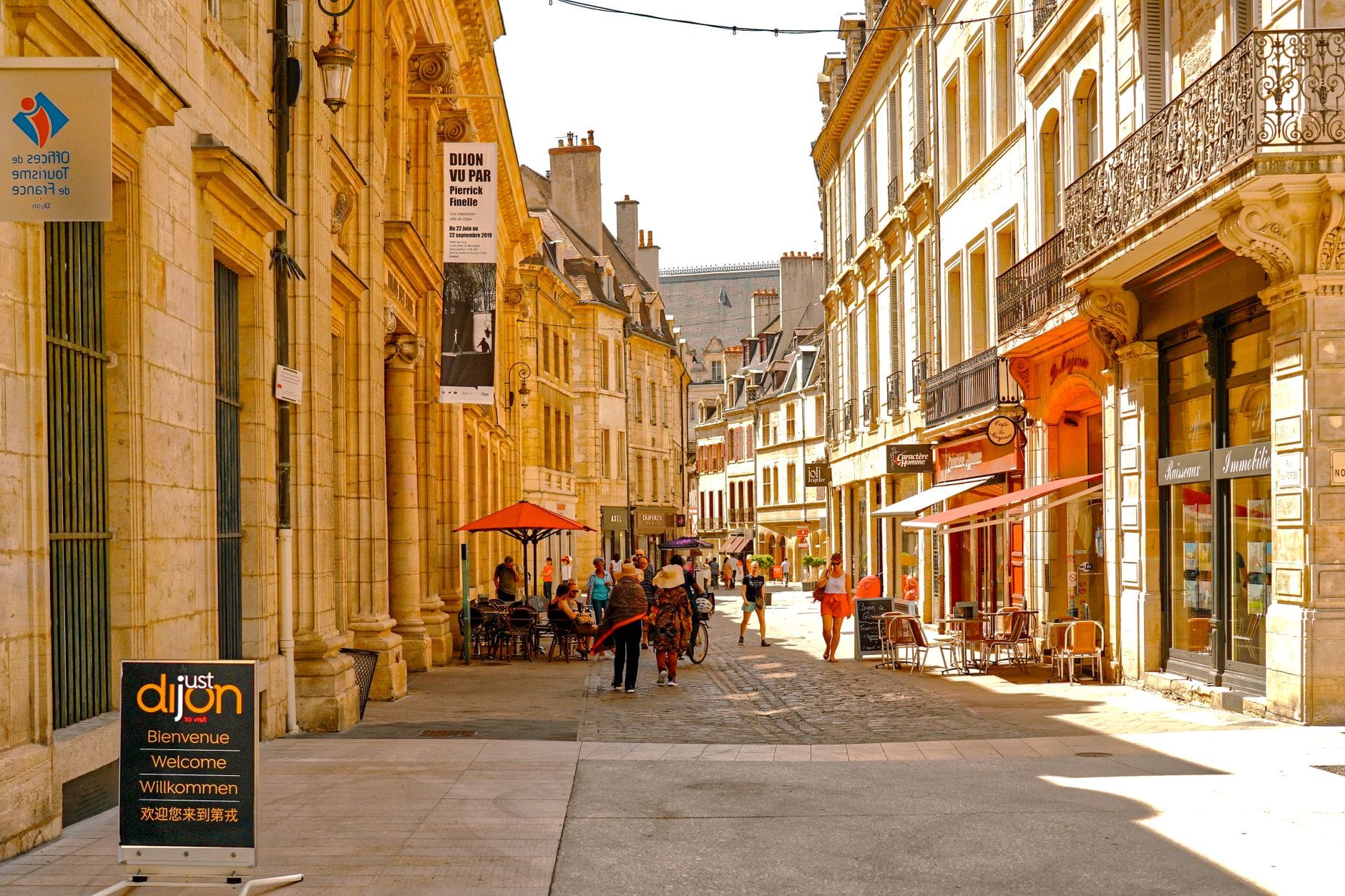 Rue du centre ancien de Dijon bordée de façades en pierre de taille
