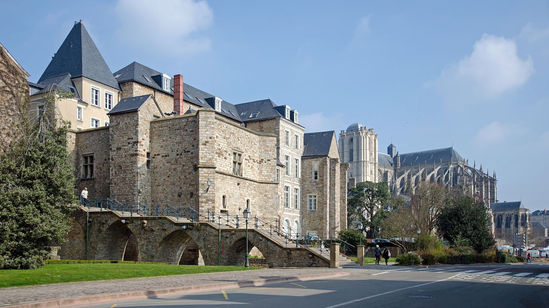 Bâti de pierre de la Cité Plantagenêt au Mans, avec la cathédrale Saint-Julien au fond