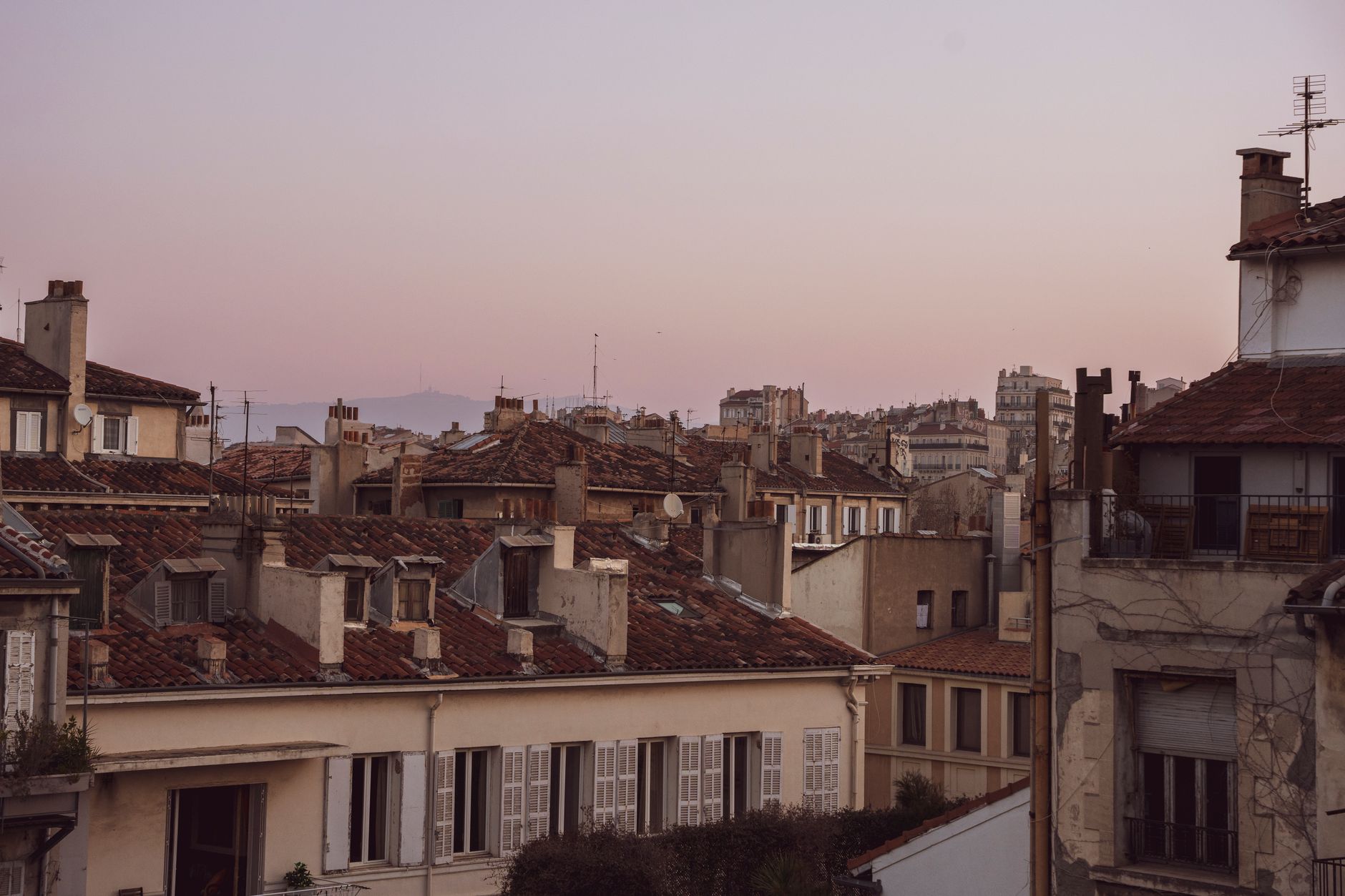 Toits et immeubles de logement du centre de Marseille au coucher du soleil