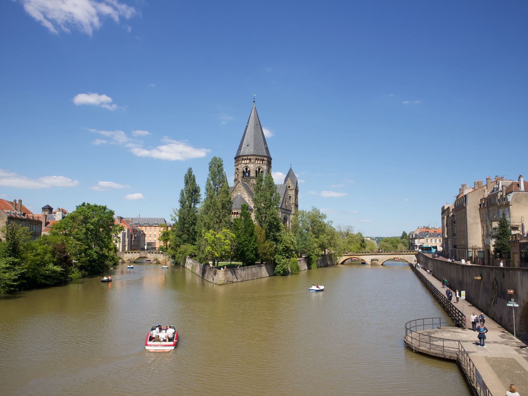 Le Temple Neuf de Metz et les bâtiments du centre au bord du canal