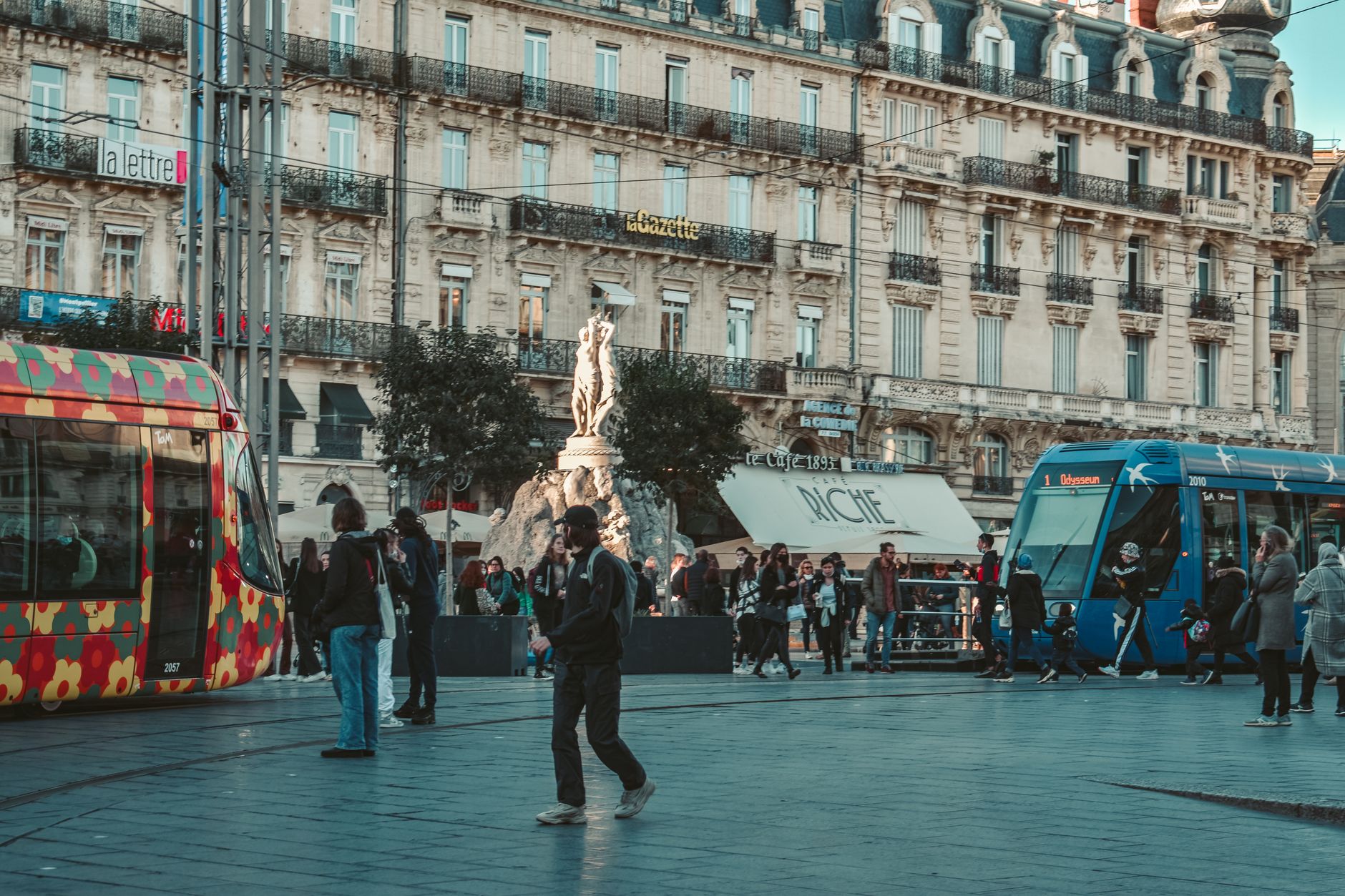 Immeubles de rapport et tramways sur la place de la Comédie à Montpellier
