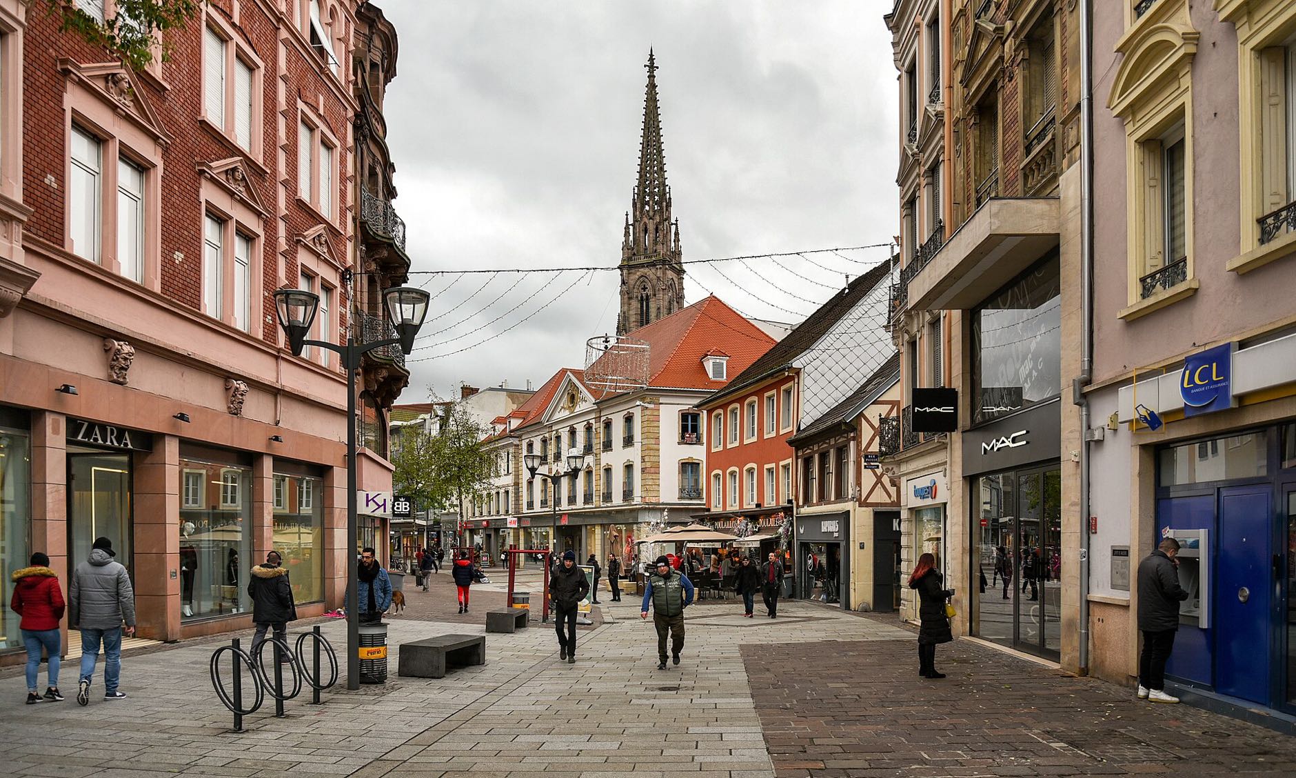 Immeubles de la rue du Sauvage au centre de Mulhouse, avec le temple Saint-Étienne au fond