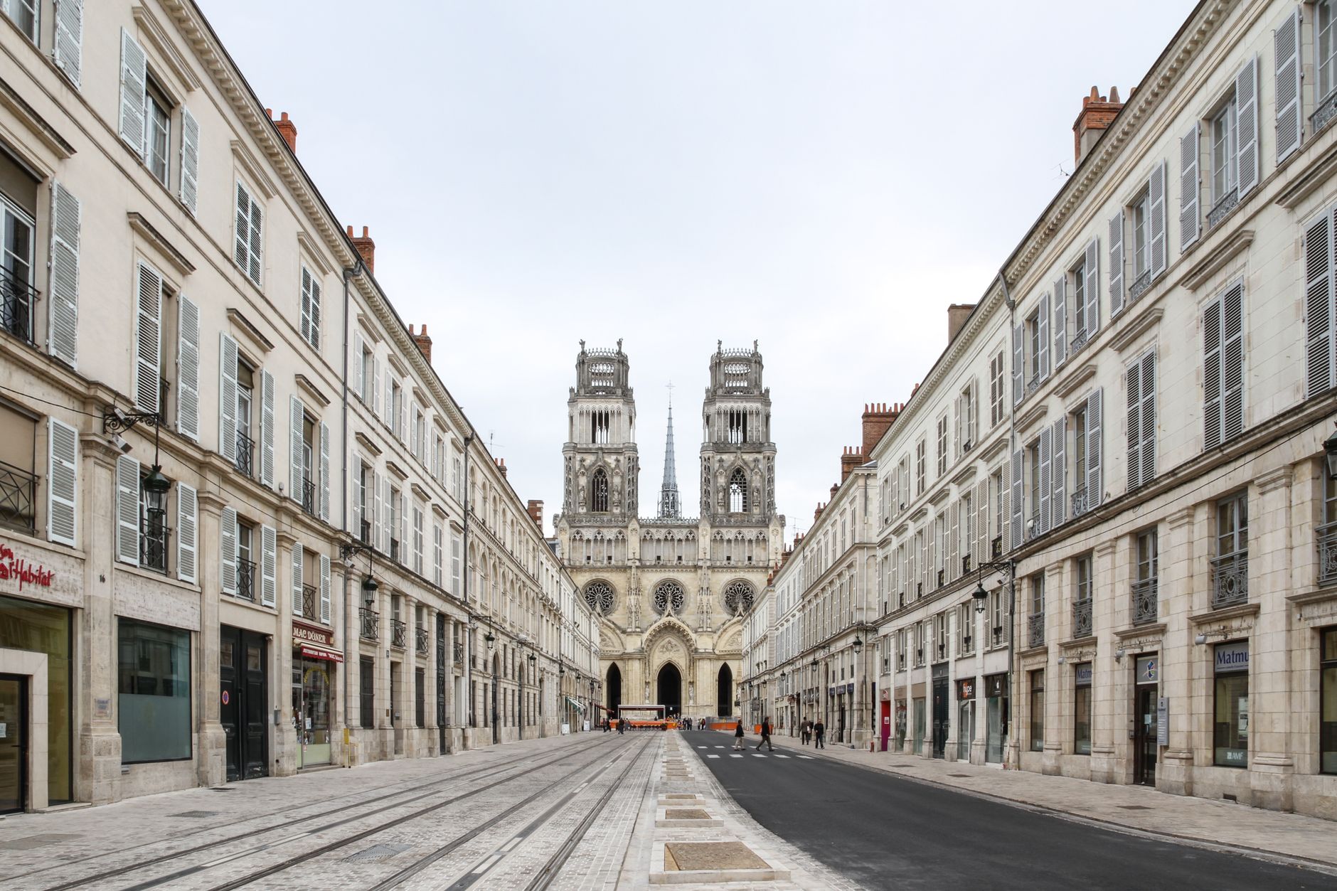 Immeubles d'habitation en pierre de taille de la rue Jeanne d'Arc à Orléans, avec la cathédrale Sainte-Croix en fond
