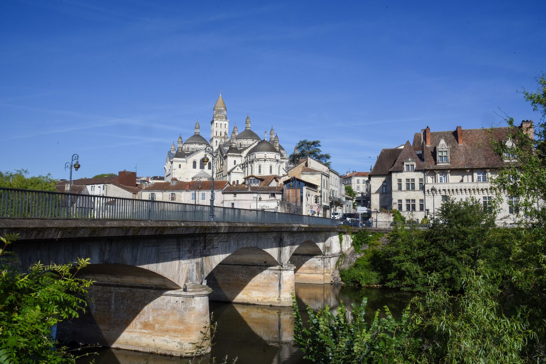 Cathédrale Saint-Front et maisons en pierre calcaire du centre de Périgueux vues depuis le pont