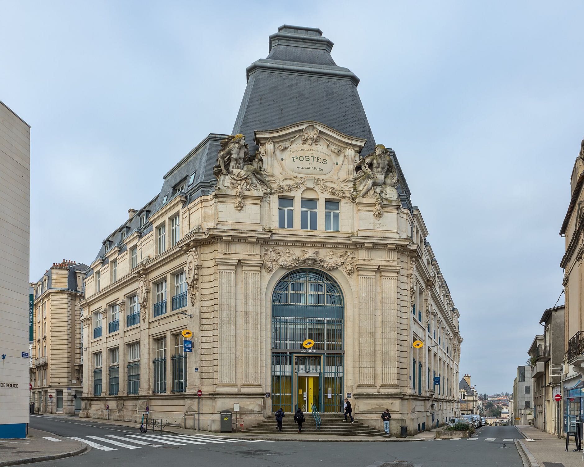 Hôtel des Postes de Poitiers et immeubles du centre-ville à l’angle de deux rues