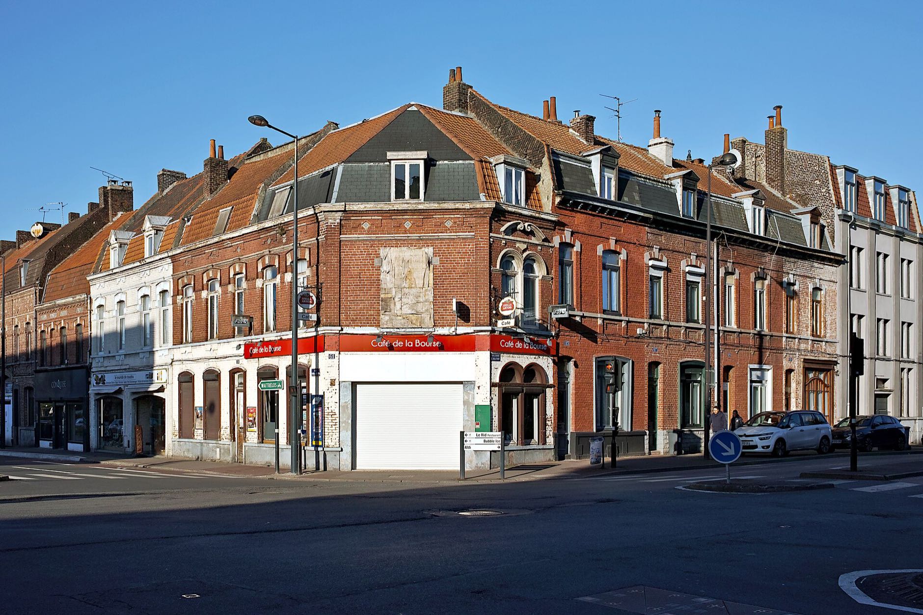 Immeubles de brique et commerces à un angle de rue de Roubaix