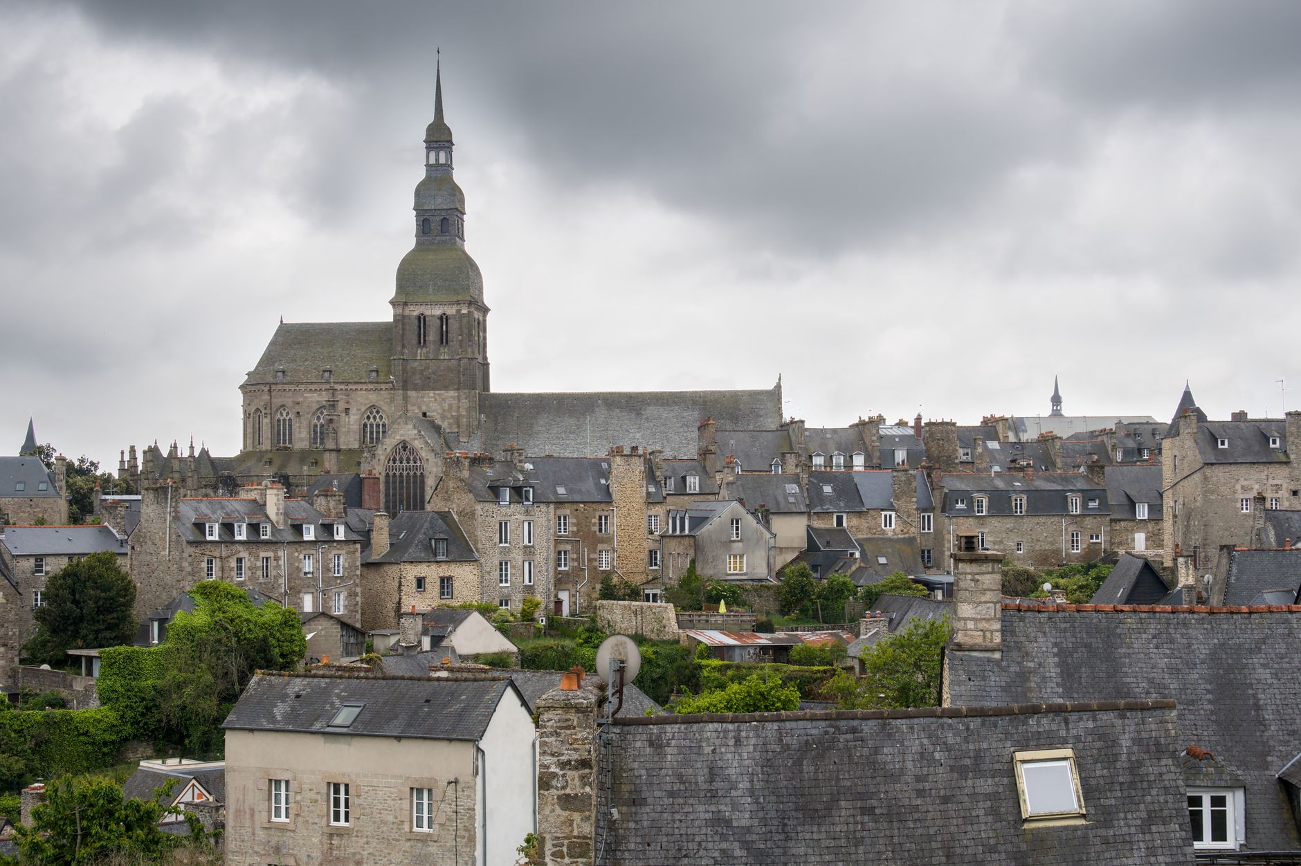Vue des toits historiques de Saint-Brieuc et de sa cathédrale