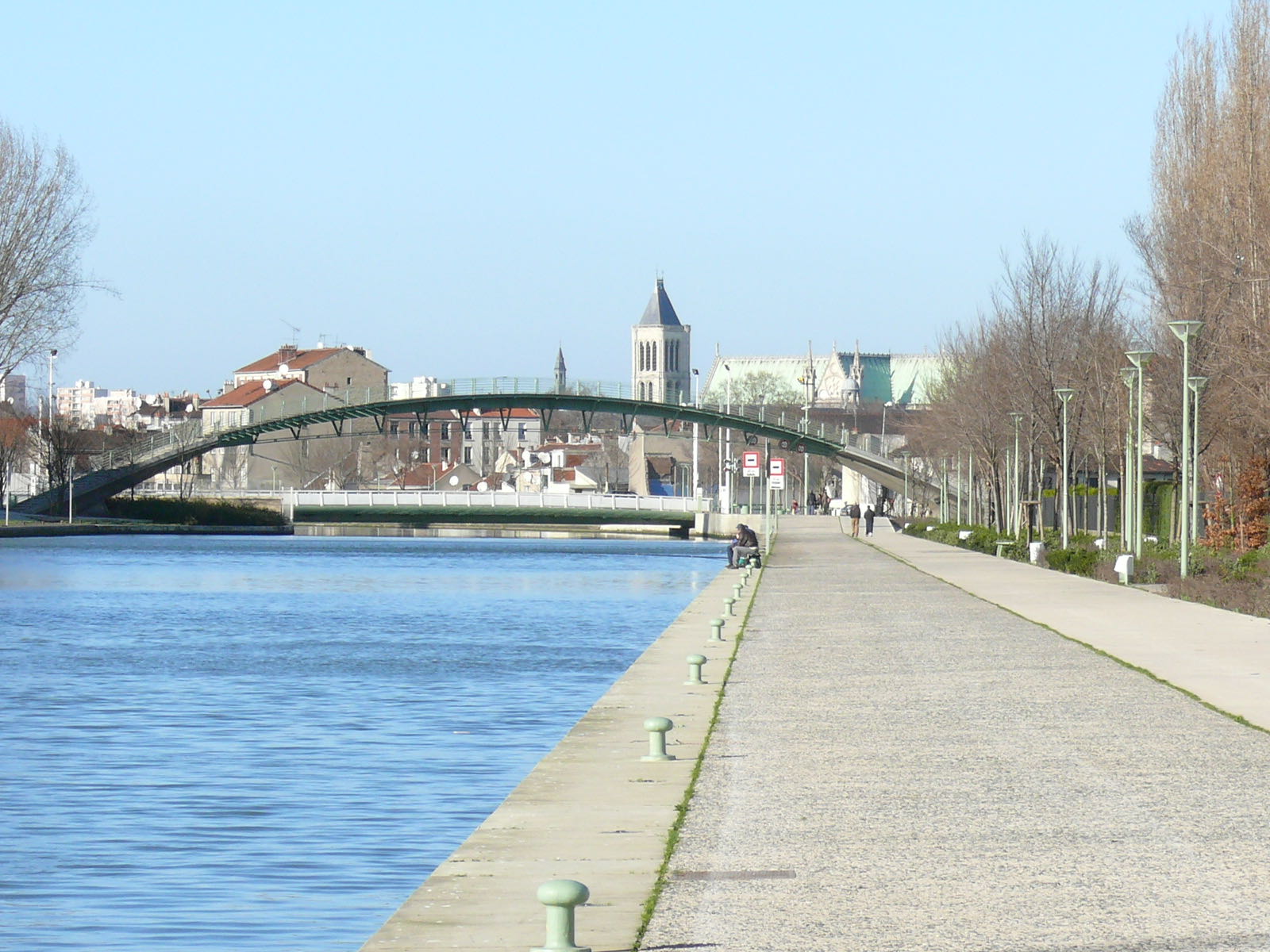 Berge du canal Saint-Denis, pont tournant et basilique en arrière-plan