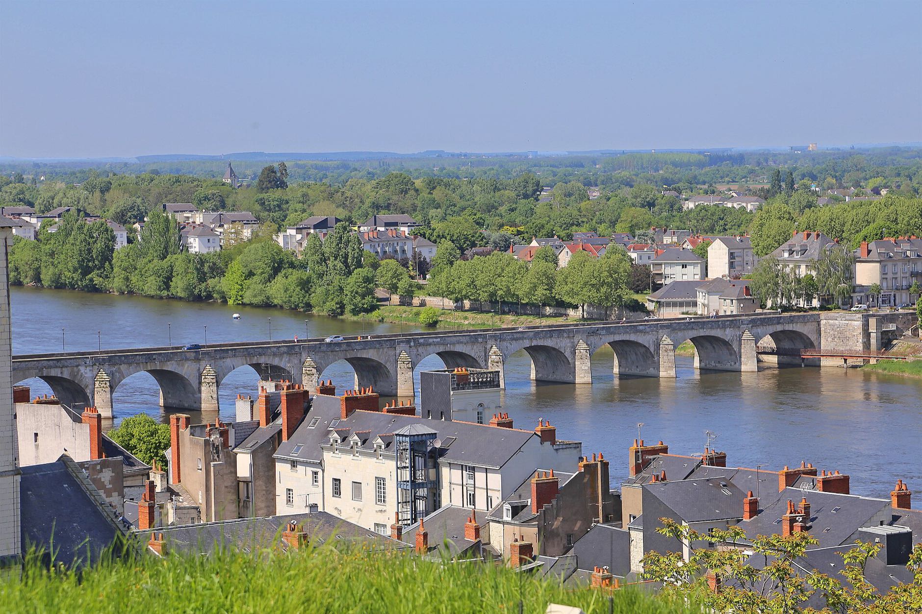 Toits d'ardoise et cheminées de Saumur, avec le pont sur la Loire