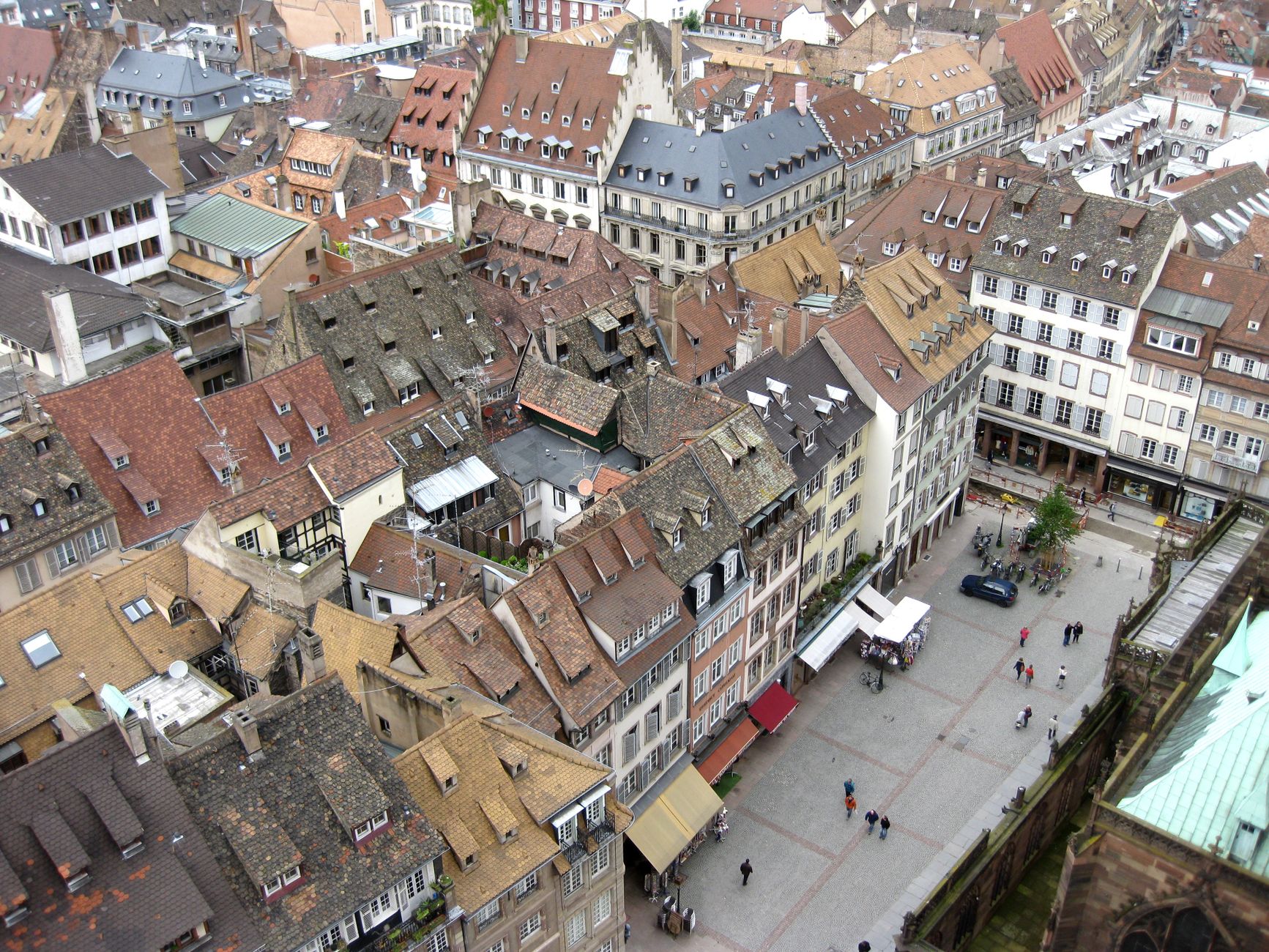 Vue aérienne des toits et des rues de la vieille ville de Strasbourg