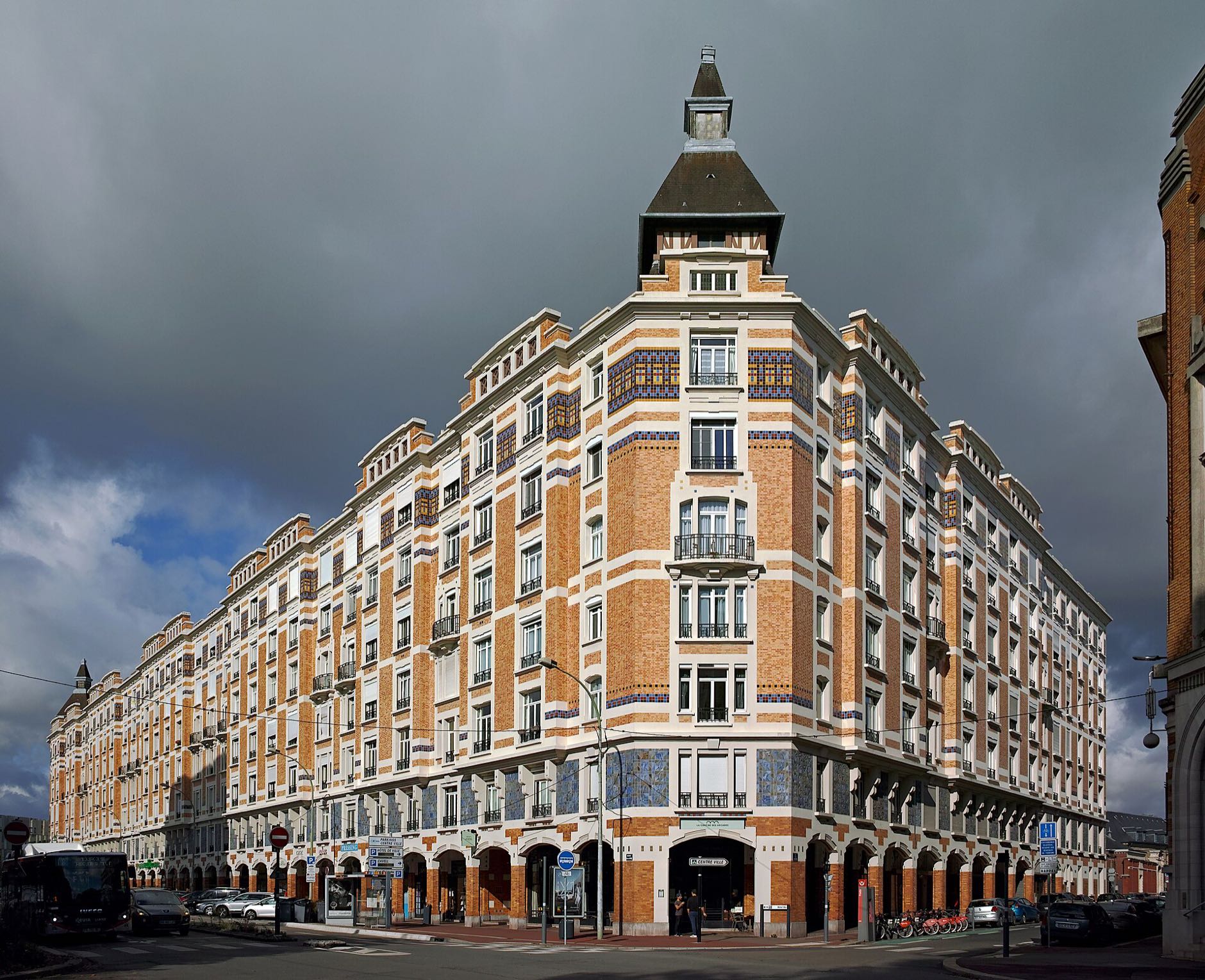 Immeuble d'habitation en brique et faïence des Arcades à Tourcoing