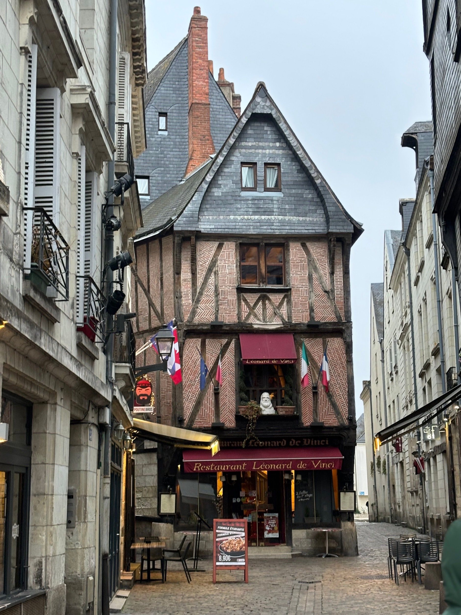 Maison médiévale à pan de bois et remplissage de briques en épi dans le centre ancien de Tours